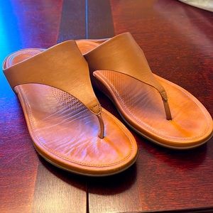 FITFLOP toe-post sandal in a rich caramel leather
